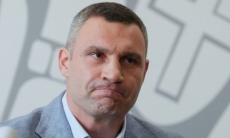 «Волшебные пендели не будут долетать». Виталий Кличко «гонял вандалов» и получил травму. Фото