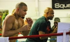 «Я и мечтать не мог». Сбежавший от Головкина чемпион WBA помогает Джонсу готовиться к бою с Тайсоном