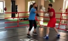 Чемпион WBC Садриддин Ахмедов показал видео работы на лапах с тренером
