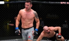 Российский боец проиграл экс-чемпиону UFC в соглавном бою турнира в Лас-Вегасе. Видео