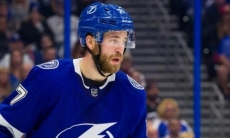 Экс-хоккеист «Барыса» получил травму в НХЛ и разбил клюшку об ограждение перед уходом в раздевалку. Видео