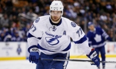 Судьи не удалили экс-игрока «Барыса» за минуту до победного гола его команды в пятом овертайме в плей-офф НХЛ. Видео