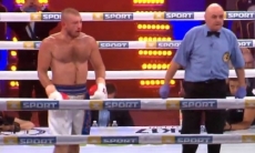 Боксер выплюнул капу в бою с экс-чемпионом WBC, но это не спасло его от нокаута. Видео