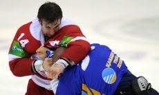 «Вырубил хоккеиста „Барыса“». Бывший легионер клуба КХЛ рассказал о премии за победу в драке