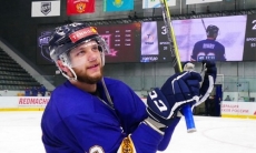 «„Дыр-дыр“ проходит на ура». Форвард «Торпедо» рассказал, хватит ли сил на третий период матча с «Барысом»