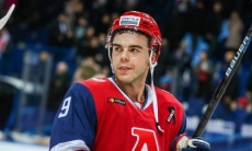 Клуб экс-наставника «Барыса» переподписал контракт со шведским нападающим на новых условиях