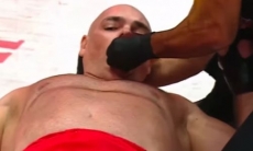 44-летний боец ММА вырубил 52-летнего соперника за 14 секунд. Видео нокаута