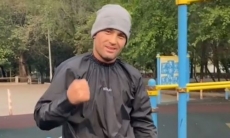 Казахстанский боксер показал результат жесткой весогонки перед титульным боем. Видео