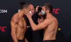Российский боец нанес сопернику удар-тычок в лицо еще до боя UFC. Видео