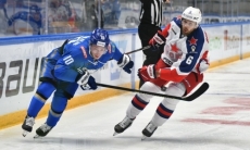 «Перекрывал кислород в средней зоне». Игру «Барыса» против ЦСКА разобрало российское СМИ