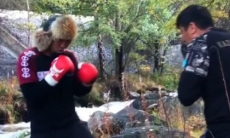 Чемпион WBC, WBA и WBO из Казахстана показал видео работы на лапах с тренером