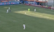 Дело Суюмбаева живо. Футболист «Тобола» с центра поля отдал голевой пас сопернику. Видео