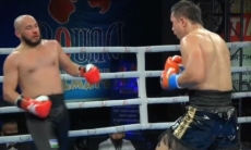 Как казахстанский тяжеловес встал после нокдауна и оформил нокаут узбека в бою за титулы WBC и WBA. Видео боя