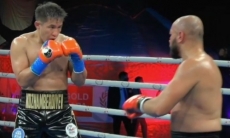 Нокдаун против нокаута. Видео полного боя казахстанца Кожамбердиева с узбеком за титулы WBC и WBA