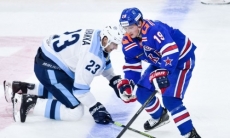 Клуб КХЛ разгромил СКА и догнал «Барыс» в таблице Восточной конференции. Видео