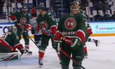 Форвард сборной Казахстана забил красивый гол в свои ворота в матче КХЛ. Видео