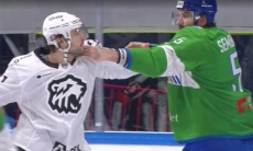 Драка двух великанов из конференции «Барыса» в КХЛ закончилась нокаутом с одного удара. Видео