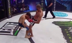 Бой в Bellator закончился внезапным ударом коленом в голову. Видео зрелищного нокаута