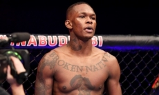 Чемпион UFC Исраэль Адесанья объяснил метаморфозы с правой грудью