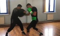 Чемпион WBO, WBC и WBA из Казахстана показал видео отработки ударов с тренером