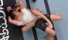 Узбекская девушка-боец с досрочного поражения дебютировала в UFC. Видео