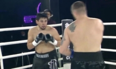 Казахстанский боксер в первом раунде зверски нокаутировал дебютанта