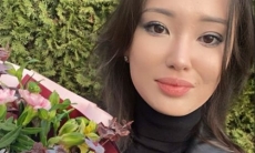 Сабина Алтынбекова показала интригующее фото с цветами после предложения Куата Хамитова