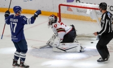 Принципиальный соперник «Барыса» упустил победу за 43 секунды до конца матча КХЛ. Видео