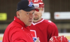 «Пять человек в атаке и пять в обороне». Экс-наставник «Барыса» раскрыл стиль своей новой команды