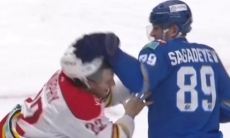 Казахстанский хоккеист «Барыса» устроил драку в матче КХЛ. Видео