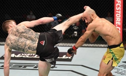 Главный бой турнира UFC закончился эффектным нокаутом после удара с вертушки. Видео