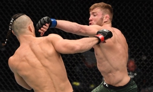 Новичок UFC дебютировал в промоушне мощным нокаутом. Видео