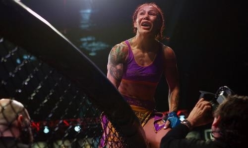 «Фанатка» Головкина нокаутом защитила свой титул чемпионки Bellator. Видео