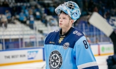 Соперник «Барыса» по конференции КХЛ расторг контракт с голкипером