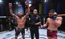 Боец UFC зверским ударом оторвал дебютанту ухо и выиграл нокаутом. Видео