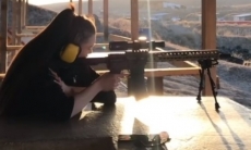 Сабина Алтынбекова постреляла из снайперской винтовки. Видео