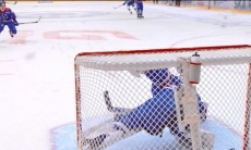 «Без Старика Хоттабыча не обошлось». Соперник «Барыса» по КХЛ пропустил невероятно курьезный гол. Видео