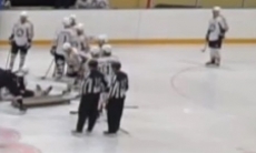 Хоккеист потерял сознание на льду во время матча чемпионата Казахстана. Видео