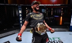 Главный бой турнира UFC закончился эффектной победой чемпиона в первом раунде. Видео
