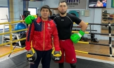 Чемпион WBC, WBA и WBO из Казахстана показал скорость комбинаций и навыки лазанья по канату. Видео