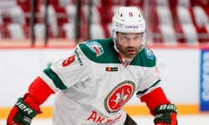 Злой хоккеист сборной Казахстана сломал клюшку о перекладину в матче КХЛ и объяснил свой поступок. Видео