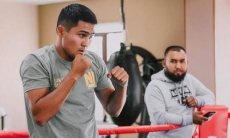 Непобежденный казахстанский боксер с титулом WBC показал впечатляющую скорость рук. Видео