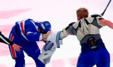 Новичок «Барыса» из НХЛ выиграл свою первую драку в КХЛ. Видео