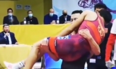 Джентльмен года. Казахстанский борец после боя вынес травмированного соперника на руках. Видео