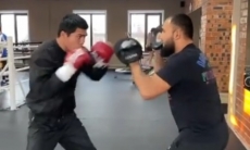 «Как пулемет». Непобежденный казахстанский боксер с титулом WBC поразил скоростью ударов. Видео