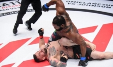 «Халк» за минуту отправил экс-звезду UFC в тяжелый нокаут в бою за чемпионский титул. Видео