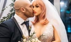 Казахстанский спортсмен женился на кукле из секс-шопа. Видео