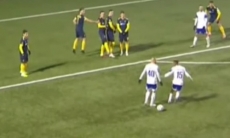 Футболисты «Тараза» не поделили между собой мяч и получили по желтой. Видео смешного эпизода