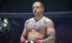 Александр Емельяненко показал фото с чемпионским поясом