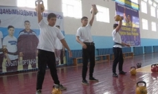 Школьники из Тюлькубаса побили мировой рекорд в гиревом спорте
